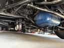 下回りには錆、腐食も無く綺麗な状態です☆マフラーはフローマスターでアメ車らしいV8の音です!!マスタングはへダースを変えるとパワステに当たりますが、ロアマウントを交換して干渉しないように整備しました!