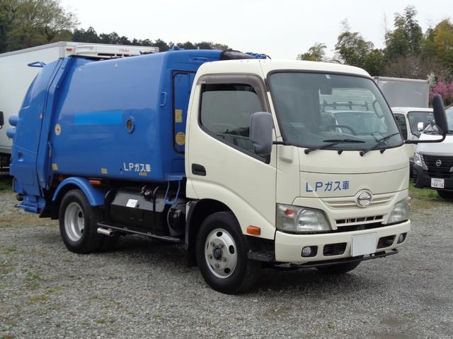 　２ｔ積　極東製プレスパッカー車４．２立米　４．１Ｌ　ＬＰＧ車　フロア５速ＭＴ　バックモニター付　助手席スライドドア(3枚目)