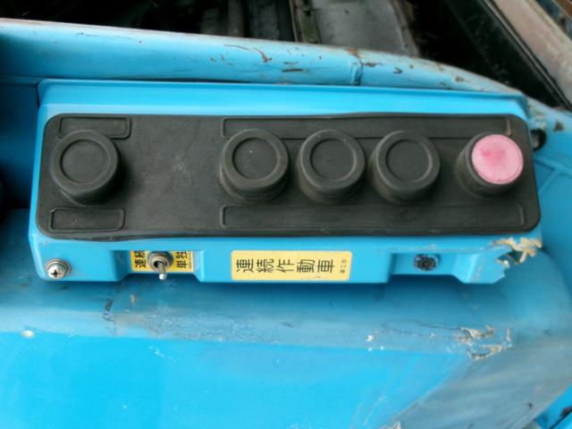 アトラストラック 　２ｔ積　極東製プレスパッカー車４．２立米　４．８Ｌディーゼル　フロア５速ＭＴ　連続スイッチ付　バックモニター　いすゞエルフＯＥＭ車（31枚目）