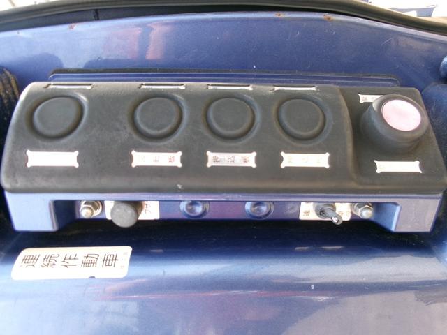 エルフトラック ３トン　巻き込み　ダンプ排出　塵芥車　３ｔ積　新明和製巻込ダンプ式パッカー車５．１立米　３．０Ｌディーゼルターボ　フロア６速ＭＴ（30枚目）
