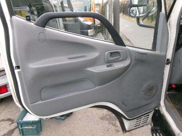デュトロ 高床　３ｔ積　高床平ボディ４分割アオリ垂直パワーゲート付　４．１Ｌ　ＬＰＧ車　フロア５速ＭＴ　ルーフデッキ（32枚目）