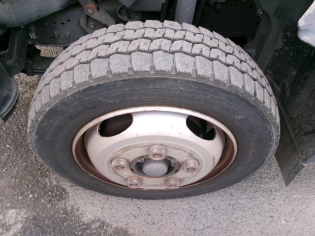 デュトロ 高床　３ｔ積　高床平ボディ４分割アオリ垂直パワーゲート付　４．１Ｌ　ＬＰＧ車　フロア５速ＭＴ　ルーフデッキ（35枚目）