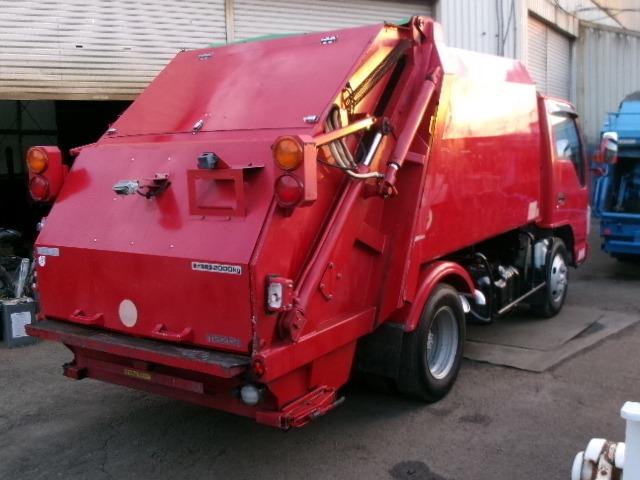 タイタントラック 2t積 富士車輌製プレスパッカー車4.2立米 3.0Lディーゼルターボ フロア6速MT バックモニター 連続スイッチ付 いすゞエルフOEM(4枚目)