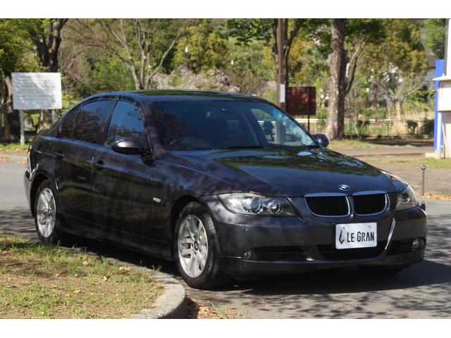 ３シリーズ ３２０ｉ　走行７千キロ　ルーフライニング張替済　社外ナビ　メモリーパワーシート　バックカメラ　ＤＶＤ再生　プッシュスタート　キーレス　スペアキー　取説　オートライト　ＭＴモード（2枚目）
