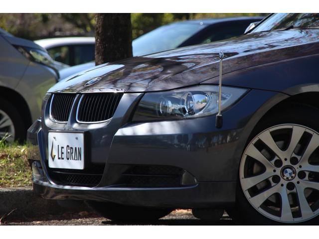 ３シリーズ ３２０ｉ　走行７千キロ　ルーフライニング張替済　社外ナビ　メモリーパワーシート　バックカメラ　ＤＶＤ再生　プッシュスタート　キーレス　スペアキー　取説　オートライト　ＭＴモード（5枚目）