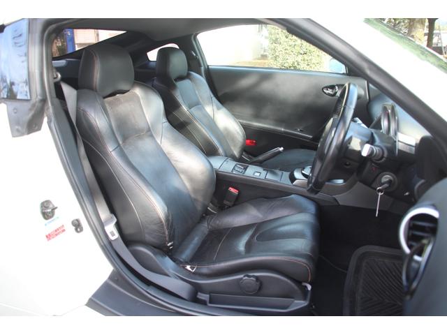 フェアレディＺ バージョンＴ　社外マフラー／黒革／電動シート／ナビ／シートヒーター／ＭＴモード／リアスポ／タワーバー／ＥＴＣ（9枚目）