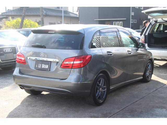 Ｂクラス Ｂ１８０　ブルーエフィシェンシー　ナビＴＶ／Ｂｌｕｅｔｏｏｔｈ／キーレス／スペアキー／電動パーキングブレーキ／バックカメラ／ハーフレザーシート／オートライト／ＨＩＤ／パドルシフト／電動格納ミラー（4枚目）