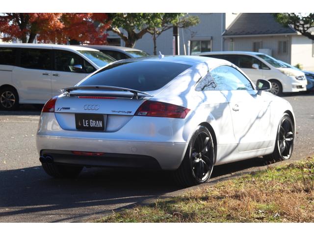 ＴＴクーペ ２．０ＴＦＳＩ　社外マフラー／グリル／１８ｉｎＡＷ／レッドレザー／ＥＴＣ／デジタルインナーミラー／ナビ／レーダー探知／パドルシフト／ＭＴモード／オートライト／ＨＩＤ／ルーフライニング張替済（4枚目）