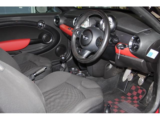 ＭＩＮＩ クーパーＳ　クーペ　６速ＭＴ　記録簿付　ＥＴＣ　社外ＬＥＤヘッドライト　黒色１６インチアルミホイール　黒ストライプ　前後ドライブレコーダー　ＣＤ　整備記録簿６枚付き　取扱説明書付き　ヘッドライト磨き＆スチーマー施工済み（5枚目）