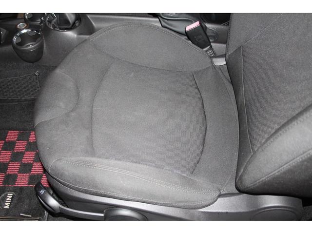 ＭＩＮＩ クーパーＳ　クーペ　６速ＭＴ　記録簿付　ＥＴＣ　社外ＬＥＤヘッドライト　黒色１６インチアルミホイール　黒ストライプ　前後ドライブレコーダー　ＣＤ　整備記録簿６枚付き　取扱説明書付き　ヘッドライト磨き＆スチーマー施工済み（41枚目）