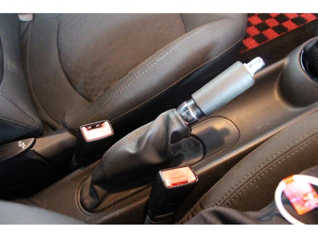 ＭＩＮＩ クーパーＳ　クーペ　６速ＭＴ　記録簿付　ＥＴＣ　社外ＬＥＤヘッドライト　黒色１６インチアルミホイール　黒ストライプ　前後ドライブレコーダー　ＣＤ　整備記録簿６枚付き　取扱説明書付き　ヘッドライト磨き＆スチーマー施工済み（59枚目）
