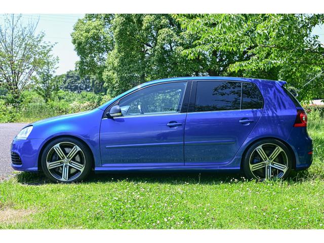 ゴルフ Ｒ３２　３．２Ｌ　Ｖ６　ＮＡ＋４ＷＤ、６速ＤＳＧ　クルーズコントロール、ＫＯＮＩ製車高調、ＢＬＵＥＷＡＶＥマフラー、ゴルフＶＩＩ　Ｒ用純正流用１８インチアルミホイール、ＥＴＣ、カロッツェリア製ナビ、ＴＶ、ＣＤ（14枚目）