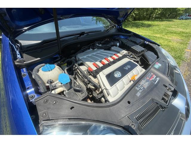 ゴルフ Ｒ３２　３．２Ｌ　Ｖ６　ＮＡ＋４ＷＤ、６速ＤＳＧ　クルーズコントロール、ＫＯＮＩ製車高調、ＢＬＵＥＷＡＶＥマフラー、ゴルフＶＩＩ　Ｒ用純正流用１８インチアルミホイール、ＥＴＣ、カロッツェリア製ナビ、ＴＶ、ＣＤ（57枚目）
