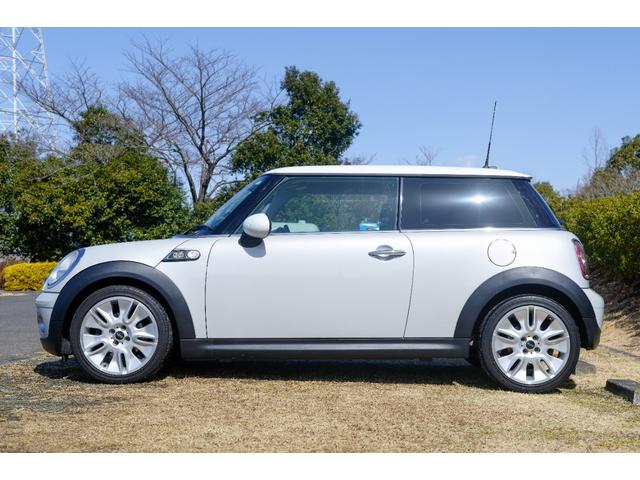 ＭＩＮＩ ５０　カムデン　車検整備付　ＥＴＣ　パイオニア製ポータブルメモリーナビ　ワンセグＴＶ　ドライブレコーダー　ＣＤ　ハーフレザーシート　白／黒内装　専用１７インチＡＷ　フロントフォグランプ（13枚目）