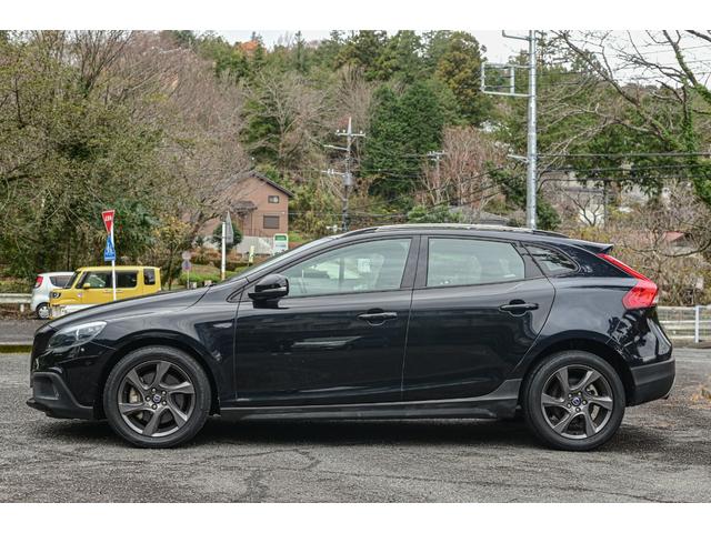 Ｖ４０ クロスカントリー　Ｔ５　ＡＷＤ　四駆・純正ナビ・バックカメラ・シートヒーター・パワーシート・レーダークルーズ・インテリセーフ・レーンキープ・バックソナー・レザーシート・オートライト・ＥＴＣ（10枚目）