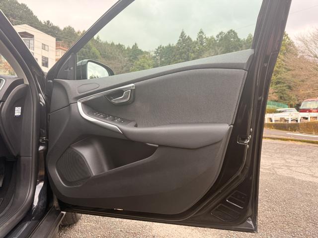 Ｖ４０ クロスカントリー　Ｔ５　ＡＷＤ　四駆・純正ナビ・バックカメラ・シートヒーター・パワーシート・レーダークルーズ・インテリセーフ・レーンキープ・バックソナー・レザーシート・オートライト・ＥＴＣ（38枚目）