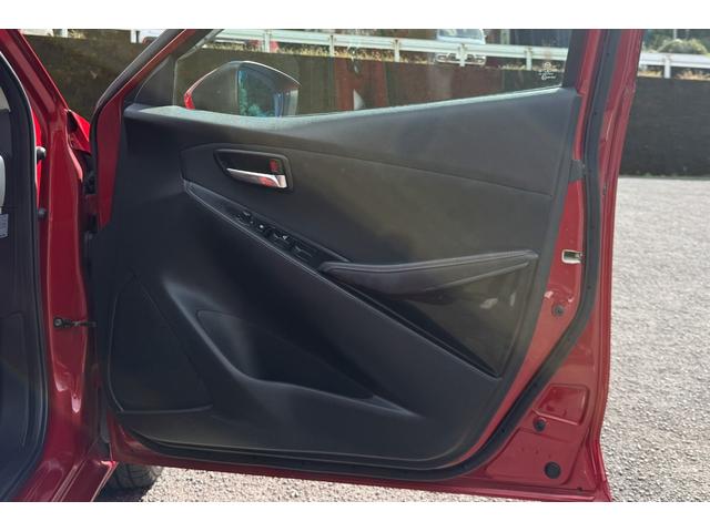 デミオ フロントフォグ ABS トラクションコントロール 盗難防止装置 純正ナビ 純正TV 純正アルミホイール UVカットガラス スマートキー 運転席エアバック 助手席エアバック サイドエアバック(35枚目)