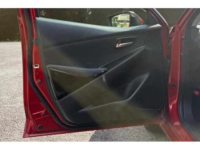 デミオ フロントフォグ ABS トラクションコントロール 盗難防止装置 純正ナビ 純正TV 純正アルミホイール UVカットガラス スマートキー 運転席エアバック 助手席エアバック サイドエアバック(37枚目)