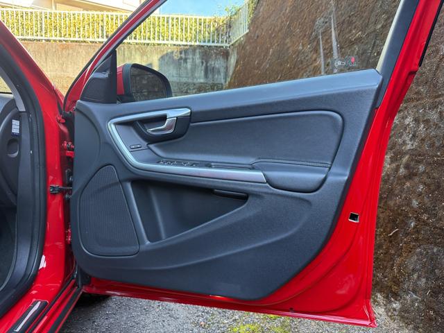 V60 D4 SE 純正ブラックレザーシート 前席パワーシート 前席シートヒーター ACC レーンキープ 衝突警報装置 純正ナビ バックカメラ ETC付き リアエンターテイメント ABS 盗難防止装置 車検R9/5まで(38枚目)