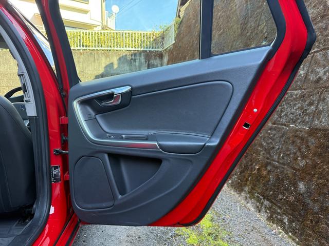 V60 D4 SE 純正ブラックレザーシート 前席パワーシート 前席シートヒーター ACC レーンキープ 衝突警報装置 純正ナビ バックカメラ ETC付き リアエンターテイメント ABS 盗難防止装置 車検R9/5まで(39枚目)
