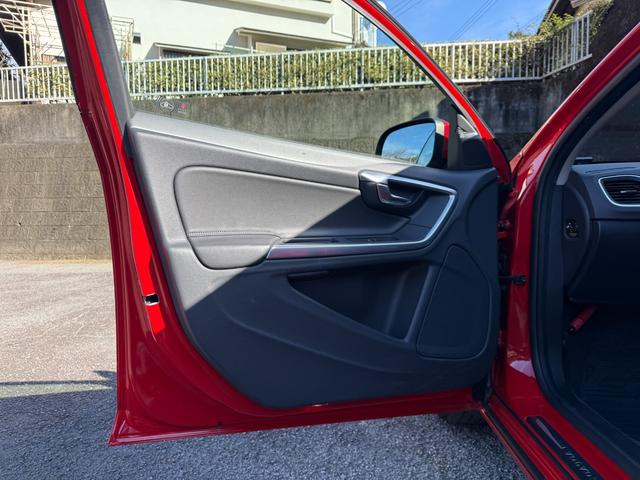 V60 D4 SE 純正ブラックレザーシート 前席パワーシート 前席シートヒーター ACC レーンキープ 衝突警報装置 純正ナビ バックカメラ ETC付き リアエンターテイメント ABS 盗難防止装置 車検R9/5まで(40枚目)