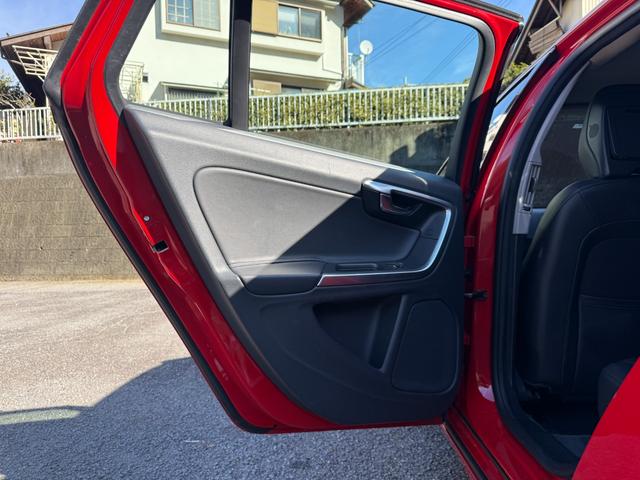 V60 D4 SE 純正ブラックレザーシート 前席パワーシート 前席シートヒーター ACC レーンキープ 衝突警報装置 純正ナビ バックカメラ ETC付き リアエンターテイメント ABS 盗難防止装置 車検R9/5まで(41枚目)