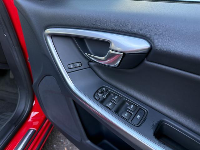 V60 D4 SE 純正ブラックレザーシート 前席パワーシート 前席シートヒーター ACC レーンキープ 衝突警報装置 純正ナビ バックカメラ ETC付き リアエンターテイメント ABS 盗難防止装置 車検R9/5まで(42枚目)