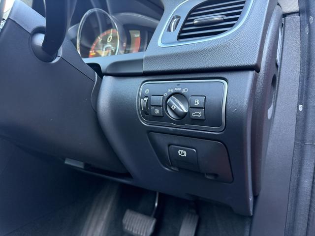 V60 D4 SE 純正ブラックレザーシート 前席パワーシート 前席シートヒーター ACC レーンキープ 衝突警報装置 純正ナビ バックカメラ ETC付き リアエンターテイメント ABS 盗難防止装置 車検R9/5まで(43枚目)
