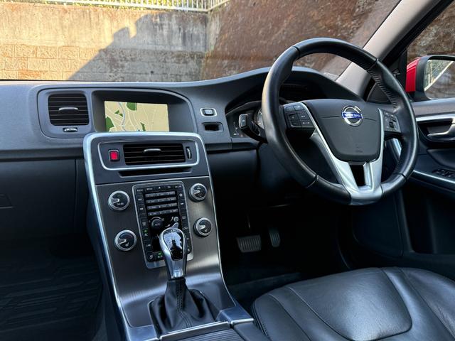 V60 D4 SE 純正ブラックレザーシート 前席パワーシート 前席シートヒーター ACC レーンキープ 衝突警報装置 純正ナビ バックカメラ ETC付き リアエンターテイメント ABS 盗難防止装置 車検R9/5まで(52枚目)