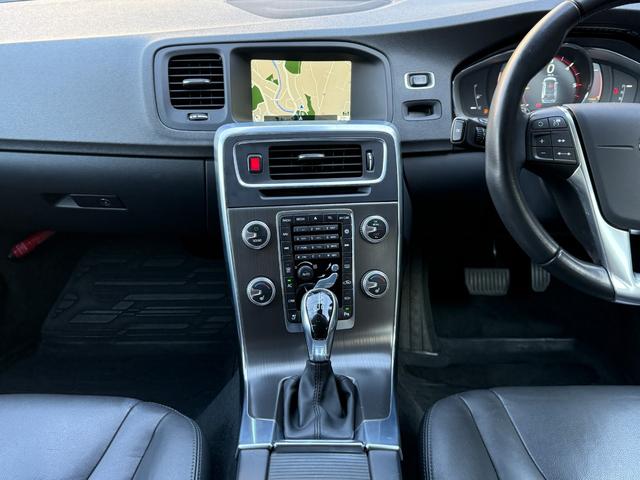 V60 D4 SE 純正ブラックレザーシート 前席パワーシート 前席シートヒーター ACC レーンキープ 衝突警報装置 純正ナビ バックカメラ ETC付き リアエンターテイメント ABS 盗難防止装置 車検R9/5まで(55枚目)