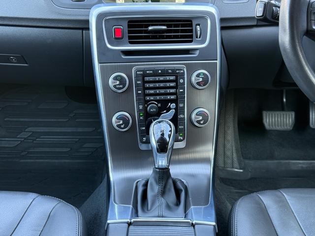 V60 D4 SE 純正ブラックレザーシート 前席パワーシート 前席シートヒーター ACC レーンキープ 衝突警報装置 純正ナビ バックカメラ ETC付き リアエンターテイメント ABS 盗難防止装置 車検R9/5まで(56枚目)