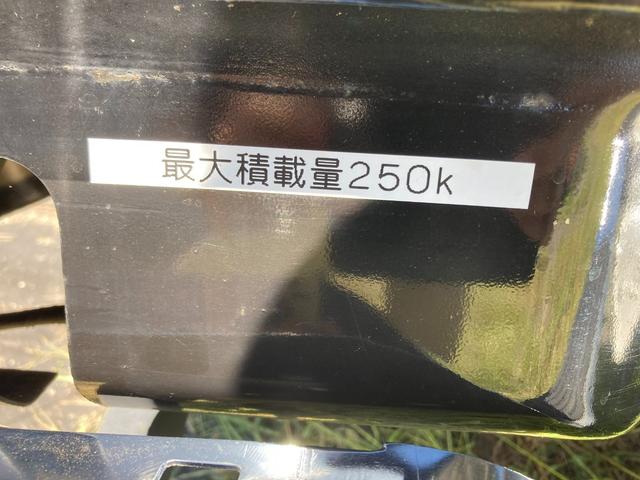 エクストラキャブ　エクストラキャブ　ピックアップトラック　４ＡＴ　２ドア　４人乗り　２０００ｃｃ　サンルーフ　衝突安全ボディ　パワーウィンドウ　パワーステアリング(7枚目)