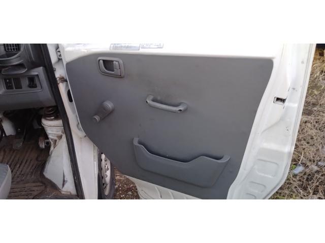ミニキャブトラック 　クラッチ新品！　タイヤ新品！　切り替え４ＷＤ　エアコン　５速マニュアル（18枚目）