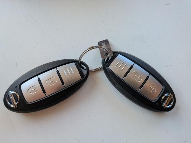 キックス オーテック　ＡＵＴＥＣＨ　ｅ－ＰＯＷＥＲ　ワンオーナー　禁煙　アラウンドビュー　レーダークルーズ　誤発進抑制　ＬＥＤヘッドライト　ＥＴＣ２．０　車線逸脱警報　スマートキー　　ドラレコ　１７アルミ　車検２年付（80枚目）