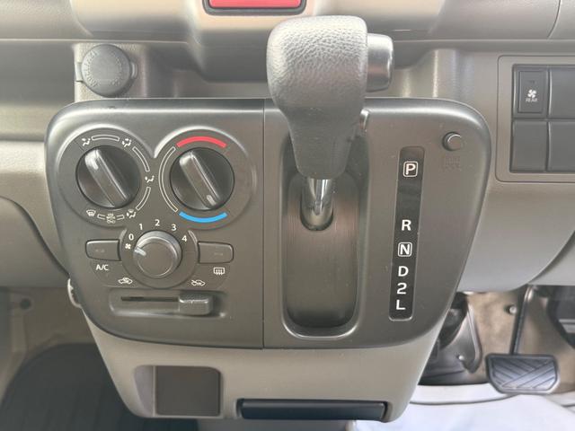 NV100クリッパーバン GX ハイルーフ キーレス 前後パワーウィンドウ 電格ミラー 衝突被害軽減ブレーキ セーフティパッケージ ハロゲンライト 純正ナビ バックカメラ ETC ドライブレコーダー Bluetooth 記録簿(31枚目)