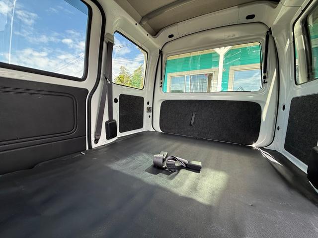 ハイゼットカーゴ  ハイルーフ キーレス 前パワーウィンドウ 衝突被害軽減ブレーキ スマートアシスト ハロゲンライト 社外ナビ ETC ドライブレコーダー クリアランスソナー 両側スライドドア プライバシーガラス 記録簿(4枚目)