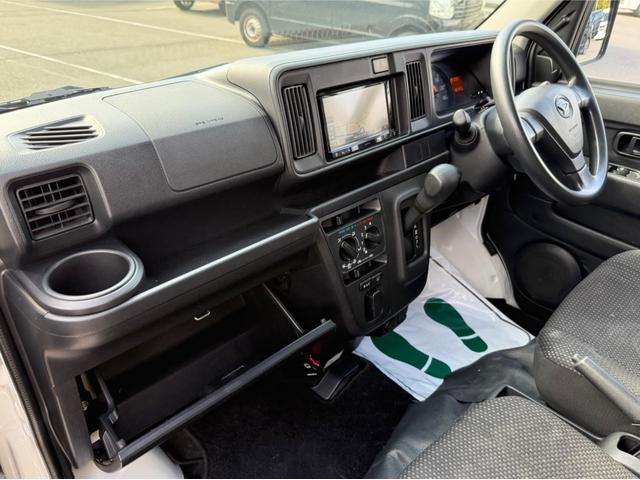 ハイゼットカーゴ  ハイルーフ キーレス 前パワーウィンドウ 衝突被害軽減ブレーキ スマートアシスト ハロゲンライト 社外ナビ ETC ドライブレコーダー クリアランスソナー 両側スライドドア プライバシーガラス 記録簿(26枚目)