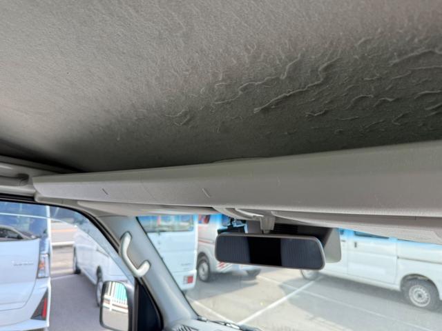 ハイゼットカーゴ  ハイルーフ キーレス 前パワーウィンドウ 衝突被害軽減ブレーキ スマートアシスト ハロゲンライト 社外ナビ ETC ドライブレコーダー クリアランスソナー 両側スライドドア プライバシーガラス 記録簿(27枚目)