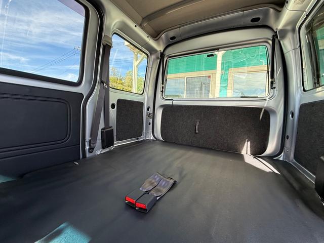 ハイゼットカーゴ クルーズＳＡＩＩＩ　ハイルーフ　４ＷＤ　ビジネスパッケージ　キーレス　前パワーウィンドウ　電格ミラー　純正ナビ　バックカメラ　ＥＴＣ　ドライブレコーダー　ＬＥＤヘッドライト　フルセグ　プライバシーガラス（4枚目）