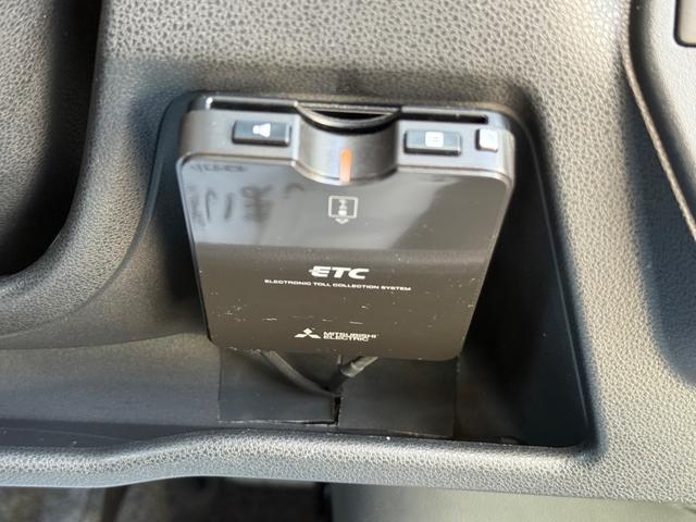 ハイゼットカーゴ クルーズＳＡＩＩＩ　ハイルーフ　４ＷＤ　ビジネスパッケージ　キーレス　前パワーウィンドウ　電格ミラー　純正ナビ　バックカメラ　ＥＴＣ　ドライブレコーダー　ＬＥＤヘッドライト　フルセグ　プライバシーガラス（6枚目）