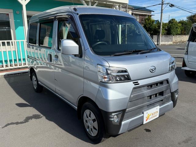 ハイゼットカーゴ クルーズＳＡＩＩＩ　ハイルーフ　４ＷＤ　ビジネスパッケージ　キーレス　前パワーウィンドウ　電格ミラー　純正ナビ　バックカメラ　ＥＴＣ　ドライブレコーダー　ＬＥＤヘッドライト　フルセグ　プライバシーガラス（11枚目）