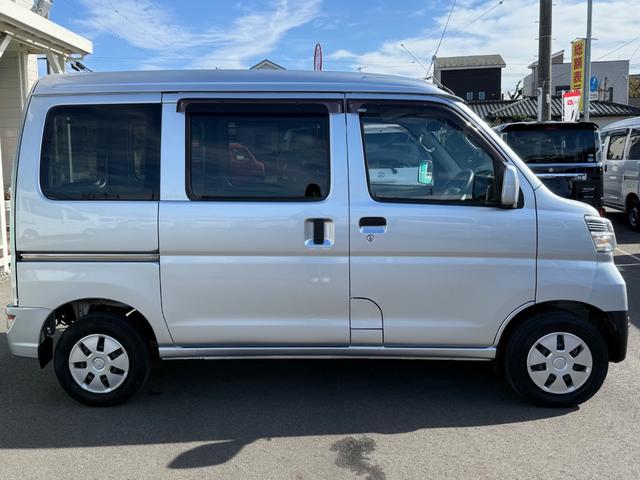 ハイゼットカーゴ クルーズＳＡＩＩＩ　ハイルーフ　４ＷＤ　ビジネスパッケージ　キーレス　前パワーウィンドウ　電格ミラー　純正ナビ　バックカメラ　ＥＴＣ　ドライブレコーダー　ＬＥＤヘッドライト　フルセグ　プライバシーガラス（13枚目）