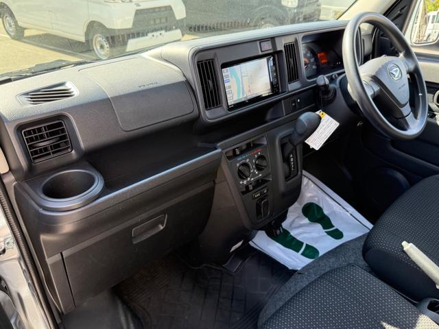 ハイゼットカーゴ クルーズＳＡＩＩＩ　ハイルーフ　４ＷＤ　ビジネスパッケージ　キーレス　前パワーウィンドウ　電格ミラー　純正ナビ　バックカメラ　ＥＴＣ　ドライブレコーダー　ＬＥＤヘッドライト　フルセグ　プライバシーガラス（24枚目）