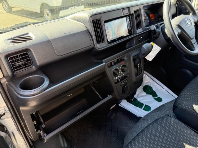 ハイゼットカーゴ クルーズＳＡＩＩＩ　ハイルーフ　４ＷＤ　ビジネスパッケージ　キーレス　前パワーウィンドウ　電格ミラー　純正ナビ　バックカメラ　ＥＴＣ　ドライブレコーダー　ＬＥＤヘッドライト　フルセグ　プライバシーガラス（25枚目）