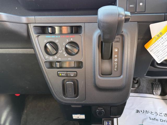 ハイゼットカーゴ クルーズＳＡＩＩＩ　ハイルーフ　４ＷＤ　ビジネスパッケージ　キーレス　前パワーウィンドウ　電格ミラー　純正ナビ　バックカメラ　ＥＴＣ　ドライブレコーダー　ＬＥＤヘッドライト　フルセグ　プライバシーガラス（30枚目）