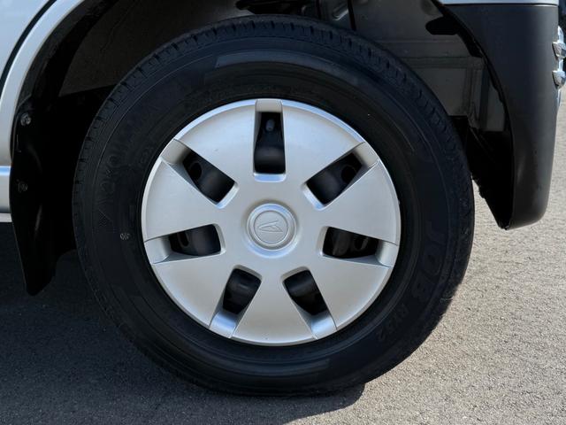 ハイゼットカーゴ クルーズＳＡＩＩＩ　ハイルーフ　４ＷＤ　ビジネスパッケージ　キーレス　前パワーウィンドウ　電格ミラー　純正ナビ　バックカメラ　ＥＴＣ　ドライブレコーダー　ＬＥＤヘッドライト　フルセグ　プライバシーガラス（54枚目）