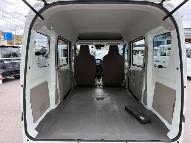 ＮＶ１００クリッパーバン ＤＸ　ＧＬセーフティパッケージ　ハイルーフ　４ＡＴ　キーレス　前パワーウィンドウ　電格ミラー　衝突被害軽減ブレーキ　純正ナビ　ＥＴＣ　ドライブレコーダー　フルセグ　プライバシーガラス　クリアランスソナー　記録簿　軽貨物　軽バン（3枚目）