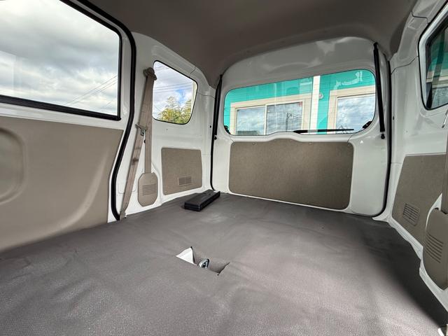 ＮＶ１００クリッパーバン ＤＸ　ＧＬセーフティパッケージ　ハイルーフ　４ＡＴ　キーレス　前パワーウィンドウ　電格ミラー　衝突被害軽減ブレーキ　純正ナビ　ＥＴＣ　ドライブレコーダー　フルセグ　プライバシーガラス　クリアランスソナー　記録簿　軽貨物　軽バン（4枚目）