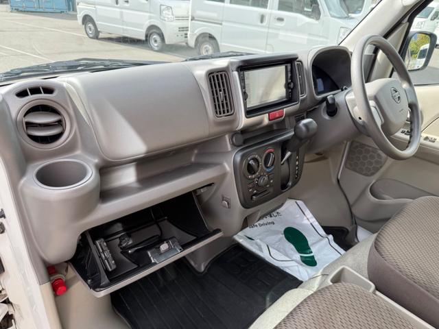 ＮＶ１００クリッパーバン ＤＸ　ＧＬセーフティパッケージ　ハイルーフ　４ＡＴ　キーレス　前パワーウィンドウ　電格ミラー　衝突被害軽減ブレーキ　純正ナビ　ＥＴＣ　ドライブレコーダー　フルセグ　プライバシーガラス　クリアランスソナー　記録簿　軽貨物　軽バン（25枚目）