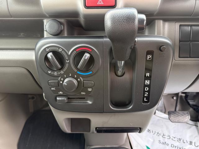 ＮＶ１００クリッパーバン ＤＸ　ＧＬセーフティパッケージ　ハイルーフ　４ＡＴ　キーレス　前パワーウィンドウ　電格ミラー　衝突被害軽減ブレーキ　純正ナビ　ＥＴＣ　ドライブレコーダー　フルセグ　プライバシーガラス　クリアランスソナー　記録簿　軽貨物　軽バン（29枚目）